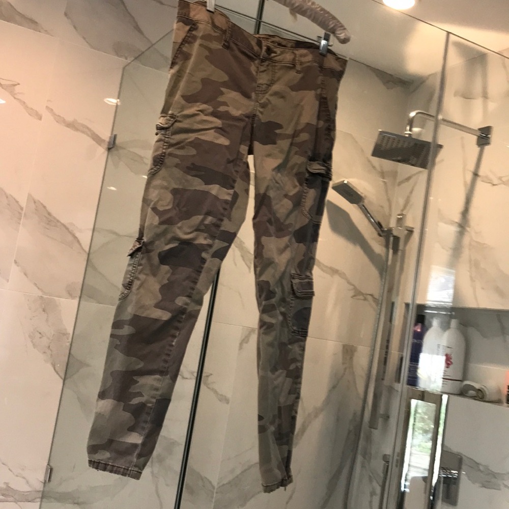 Guess fitted ankle length camo pants